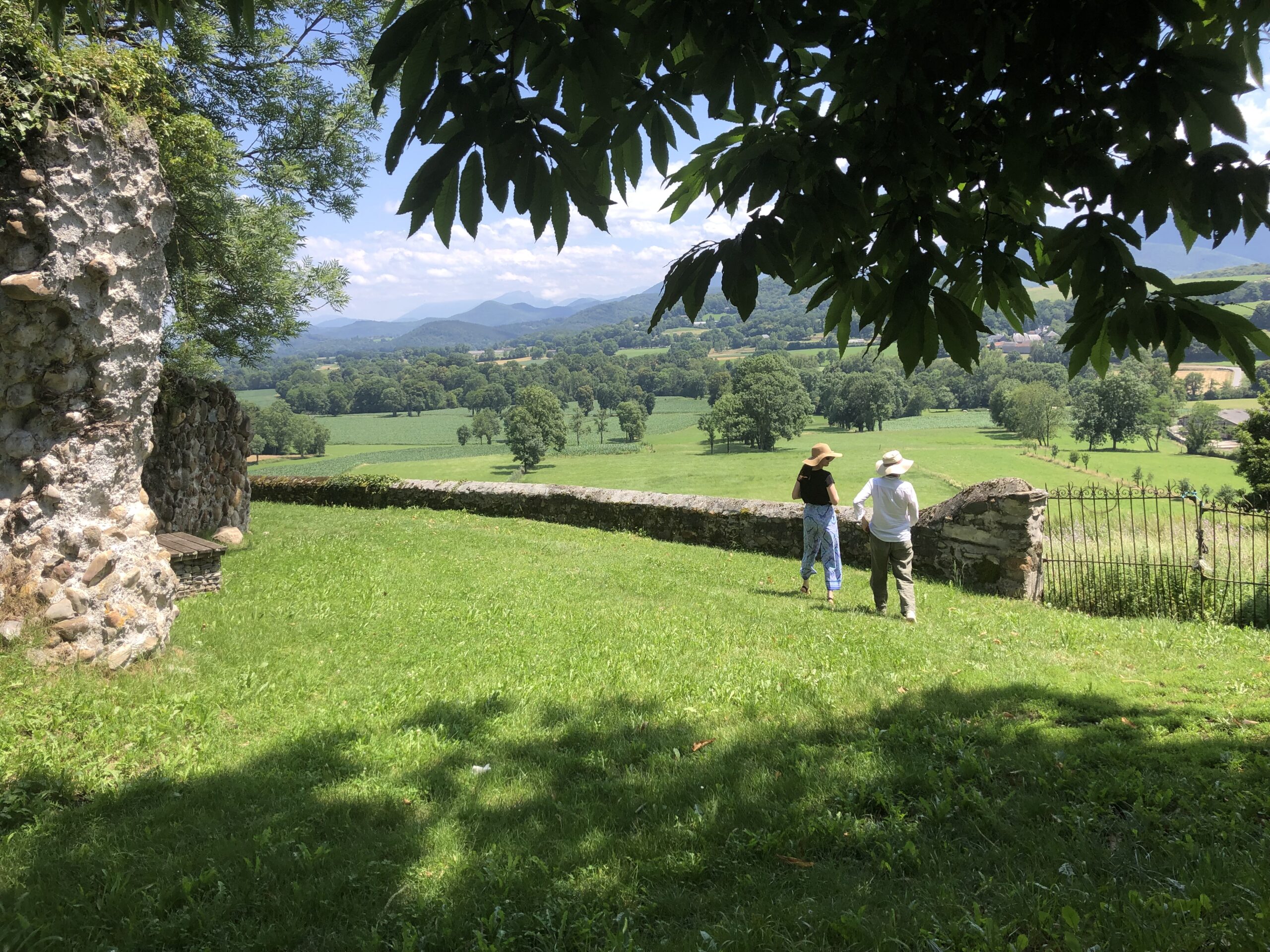 Panorama château de La Barthe Visiteuses admirant la vue depuis les vestiges du château de La Barthe