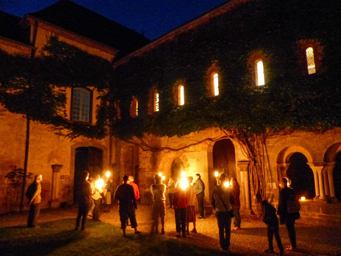 L’Abbaye de l’Escaladieu à la lueur des flambeaux : une visite envoûtante hors du temps