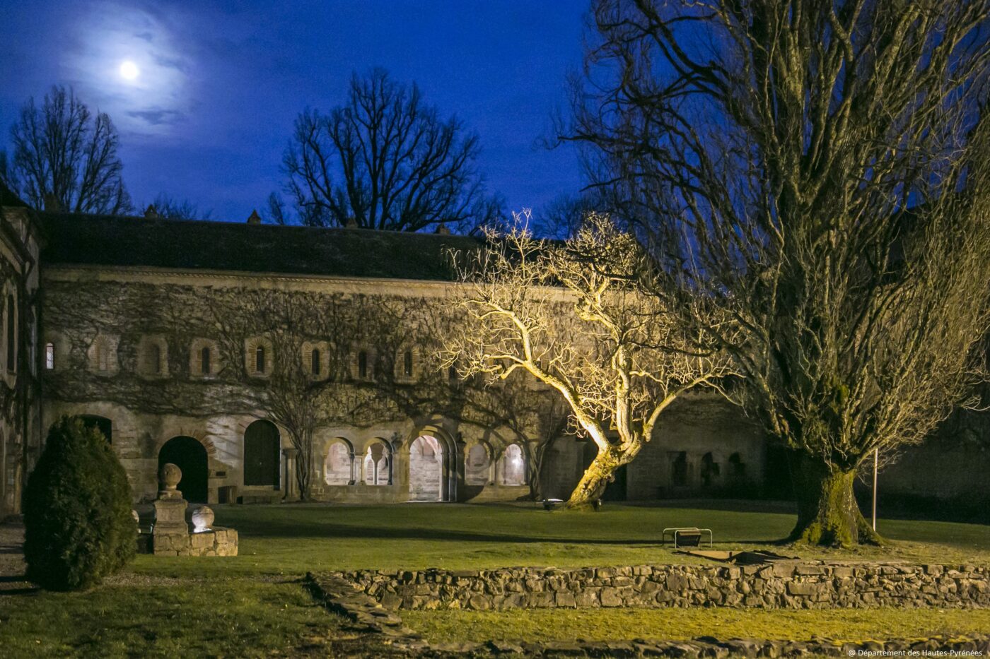 Abbaye de l'Escaladieu de nuit.